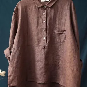 Dettaglio ravvicinato di camicia in lino marrone con vestibilità ampia, tasca e colletto classico