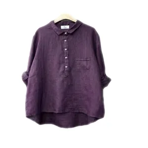 Dettaglio di una camicia viola in lino e cotone con colletto a rever e tasca