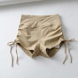 Detalle de los pantalones cortos de yoga de cintura alta con cordones y diseño fruncido.