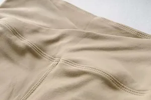 Primer plano de pantalones cortos de yoga caqui de talle alto con cintura cruzada tipo V