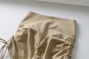 Primer plano de pantalones cortos de yoga de cintura alta con cordón y detalles fruncidos