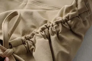 Primer plano del cordón y la cintura elástica de unos pantalones cortos de yoga