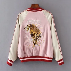 Rückendetail einer rosa Satin-Sukajan-Jacke mit aufwendiger Tiger- und Blumenstickerei