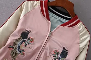 Nahaufnahme einer Sukajan Stickjacke mit detaillierten Kranich- und Blumenmotiven