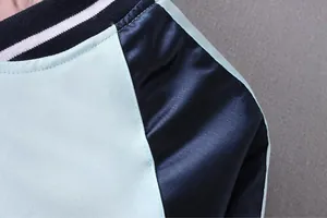 Detailansicht des glatten Satinstoffs und der Nähte einer japanischen Retro-Bomberjacke.