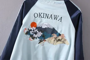 Detaillierte Stickerei von Fuji und Okinawa auf dem Rücken einer Sukajan-Bomberjacke