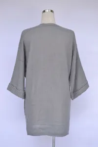 Detailansicht der Rückseite eines grauen mittellangen Strick-Cardigans für Damen
