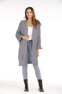 Ganzkörperansicht eines grauen, mittellangen Strickcardigans mit offenem Frontdesign