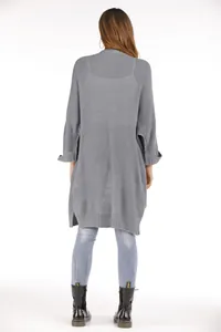 Detaillierte Rückansicht einer grauen, mittellangen Strickjacke mit übergroßer Passform und Textur.