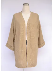 Detailansicht einer langen Damen-Strickjacke in Camel mit feiner Textur und Rippbündchen