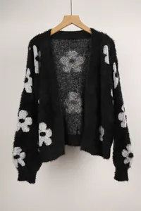 Cárdigan de punto negro con llamativo estampado de flores blancas para estilo urbano
