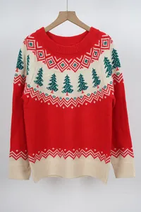Vue détaillée du motif jacquard sapin de Noël festif sur un pull en tricot rouge douillet