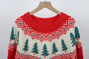 Gros plan du col rond et du jacquard de sapin de Noël sur un pull festif rouge et blanc