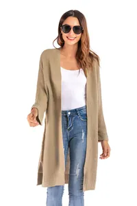 Detailansicht eines mittellangen khakifarbenen Damen-Strickcardigans mit Seitenschlitzen
