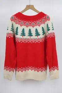 Vue détaillée d'un pull en tricot rouge pour femmes avec motif de sapin de Noël