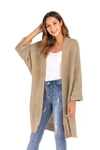 Ganzkörperaufnahme eines Models in einer langen khakifarbenen Strickjacke für Damen