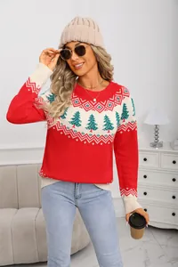 Gros plan d'un pull de Noël rouge tricoté pour femme avec motifs de sapins.