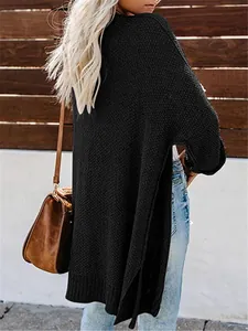 Detailansicht von hinten, die die Textur dieser langen schwarzen Strickjacke zeigt