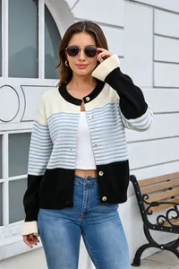 Vue détaillée d'un gilet en maille rayé à blocs de couleurs porté par un mannequin.