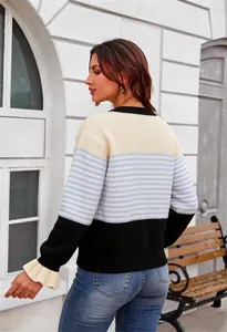 Vue arrière d'un pull en maille rayé chic avec des poignets à volants pour femmes
