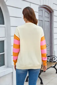 Vista posteriore di un maglione a maglia panna con maniche a righe arancioni e rosa