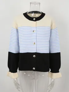 Vue de face d'un cardigan en maille rayé avec poignets à volants sur un mannequin neutre