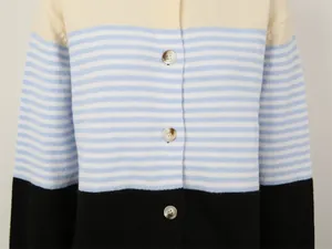 Détail de cardigan en maille rayé color-block pour femme avec boutons en écaille