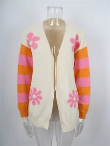 Vista frontale di un cardigan a maglia larga con strisce rosa arancio e fiori ricamati