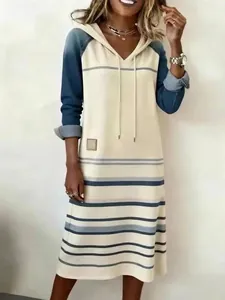 Gestreiftes Kapuzenkleid für Damen mit Jeans-Patchwork-Ärmeln und Kordelzug.