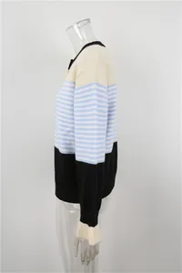 Une vue latérale du gilet en tricot à rayures colorées sur un mannequin transparent