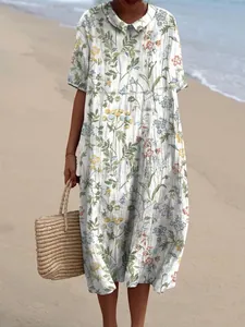 Detail van vintage bloemige lange jurk met elegante Peter Pan-kraag op het strand
