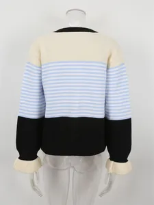 Vue arrière d'un pull en maille rayé color-block pour femme avec coupe décontractée.