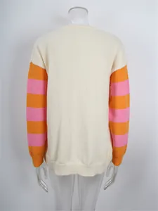 Vista posteriore di un cardigan in maglia comodo con maniche a righe arancioni e rosa.