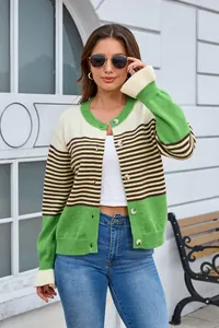 Détail d'un cardigan en maille rayé vert et crème pour femme avec col rond sur un mannequin.