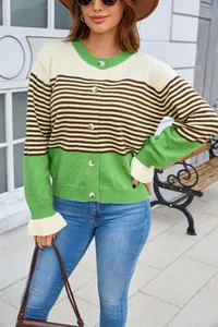 Détail du cardigan en maille rayé color-block pour femme avec col rond et boutons