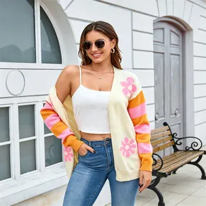 Cardigan in maglia ampia da donna con vivaci strisce colorate e motivi floreali rosa