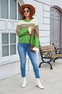 Photo de mode en plein air d'un gilet en maille rayé vert pour femme avec color-block.