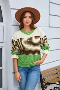 Détail d'un cardigan en maille rayé à col rond et coupe décontractée pour femme.
