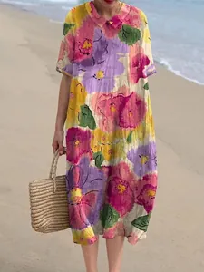 Volledige weergave van casual maxi-jurk met bloemenprint en Peter Pan-kraag op strand