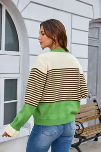 Vue arrière d'un pull en maille rayé color-block pour femme en vert et crème, coupe ample.