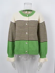 Vue détaillée d'un cardigan rayé à col rond pour femme en vert et crème