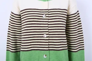 Détail d'un cardigan en maille rayé bicolore avec boutons et col rond pour femmes