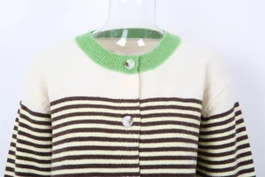 Détail de près d'un cardigan en tricot rayé avec col rond vert et fermeture à boutons