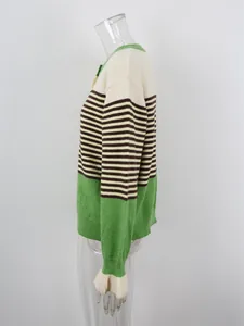 Vue latérale détaillée d'un gilet en maille rayé pour femme en vert et crème.