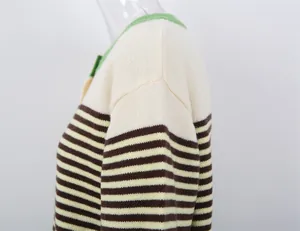 Vue détaillée d'un cardigan en maille à rayures color-block montrant la texture.