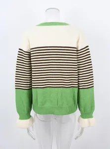 Vue arrière d'un pull en maille rayé pour femme avec poignets évasés et col rond.