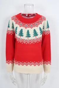 Vue rapprochée d'un pull de Noël festif en tricot jacquard rouge et blanc à sapins