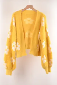 Vista detallada de cárdigan corto amarillo con flores blancas en punto muy suave