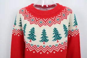Gros plan d'un pull de Noël en tricot rouge et blanc avec des motifs de sapins.