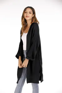 Detailansicht der langen schwarzen Damen-Strickjacke mit lockerem, offenem Stil